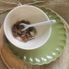 Composition Assiette à dessert en grès vert olive