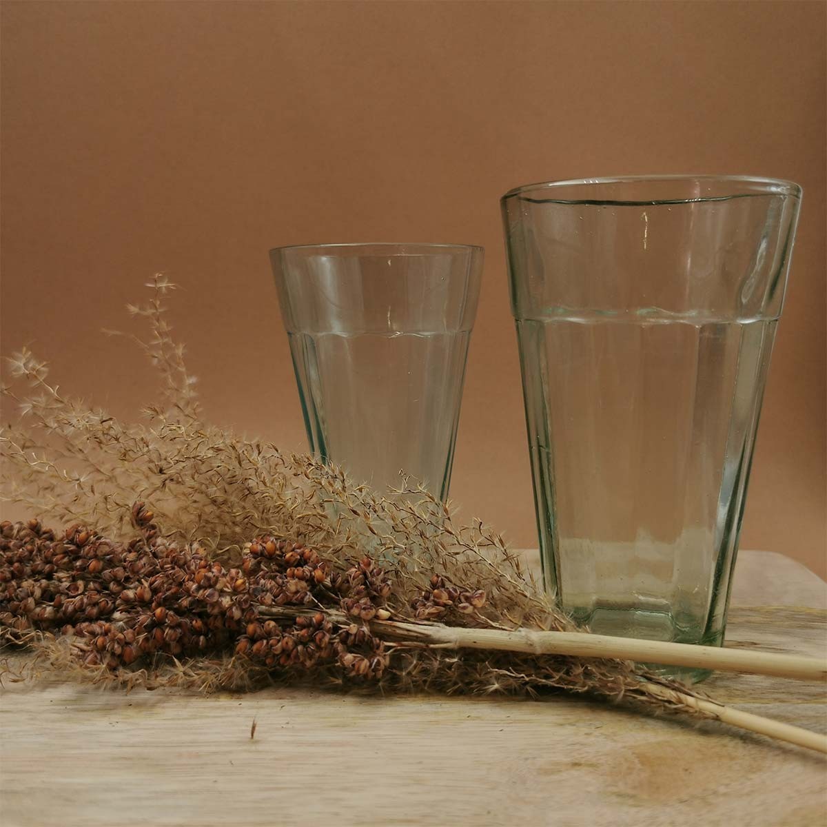 Ensemble de verres à eau en verre transparent et décoration