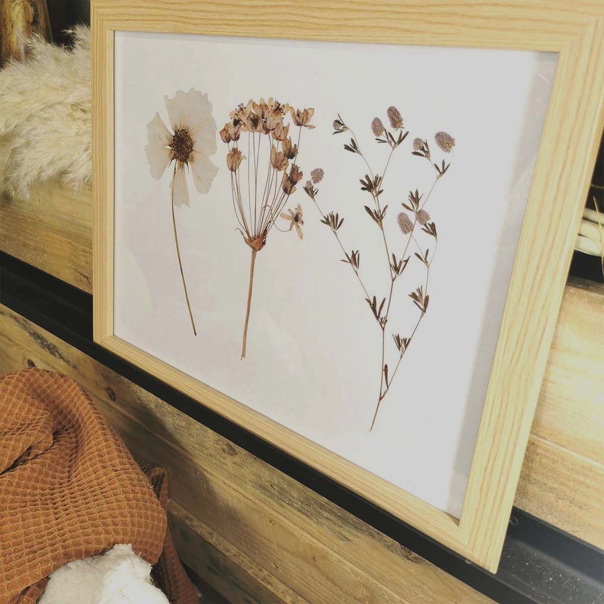Composition Tableau cadre en bois nature fleurs blanche