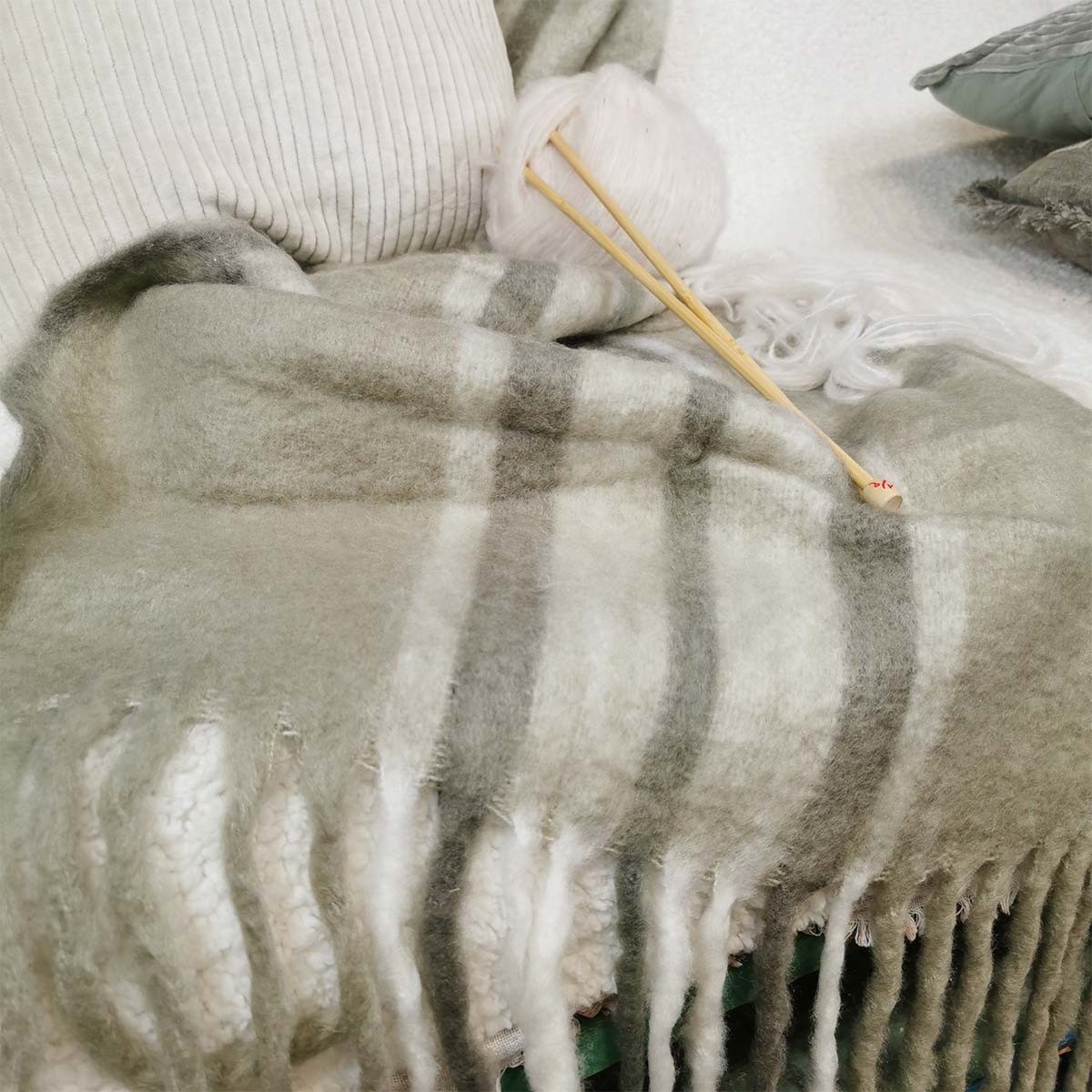 Composition Jeté de lit en laine à carreaux gris 
