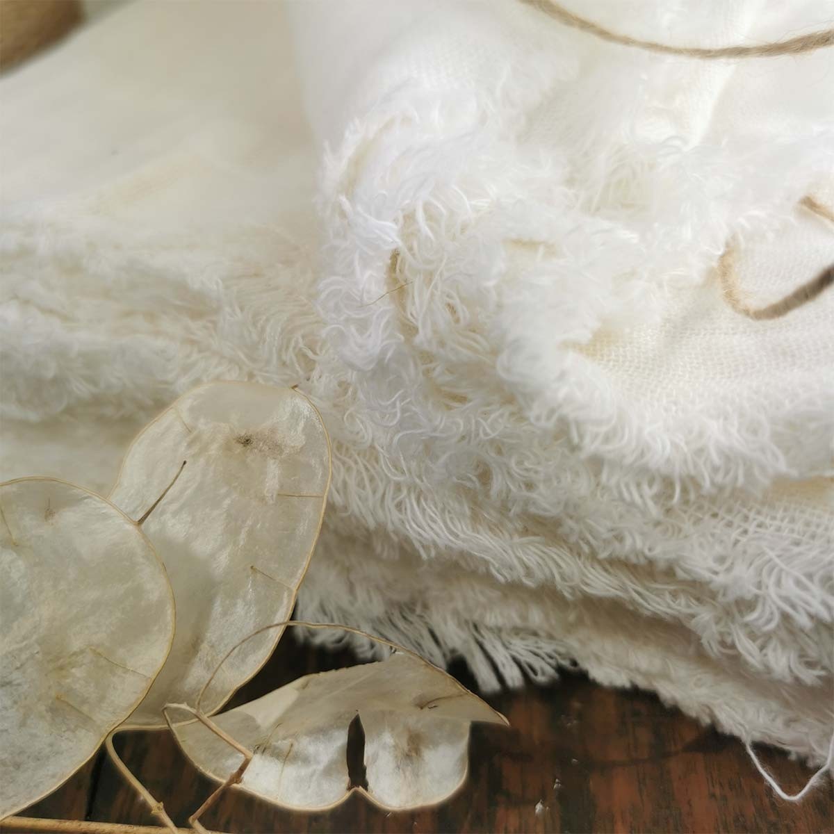 Composition Serviette de table en gaze de coton blanche avec frange