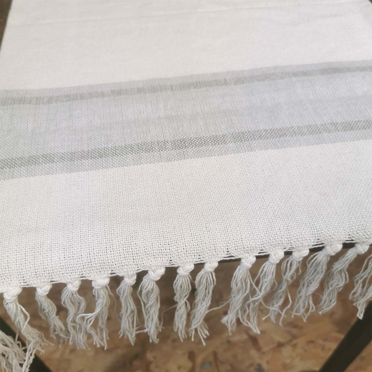 Composition Chemin de table en coton blanc à rayures grises