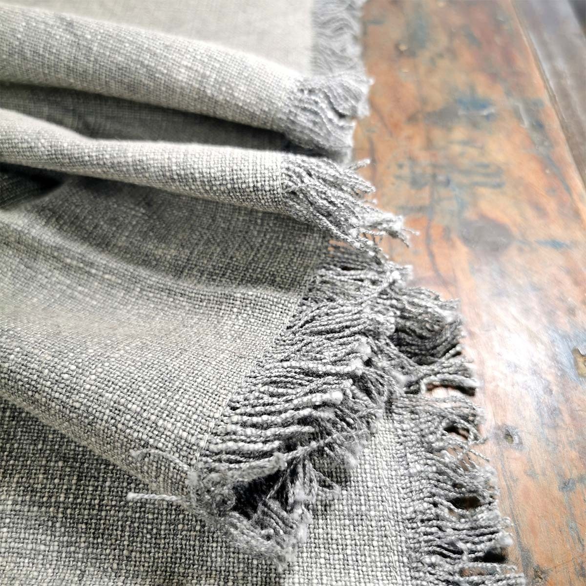 Composition Chemin de table en coton gris avec frange
