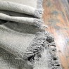 Composition Chemin de table en coton gris avec frange