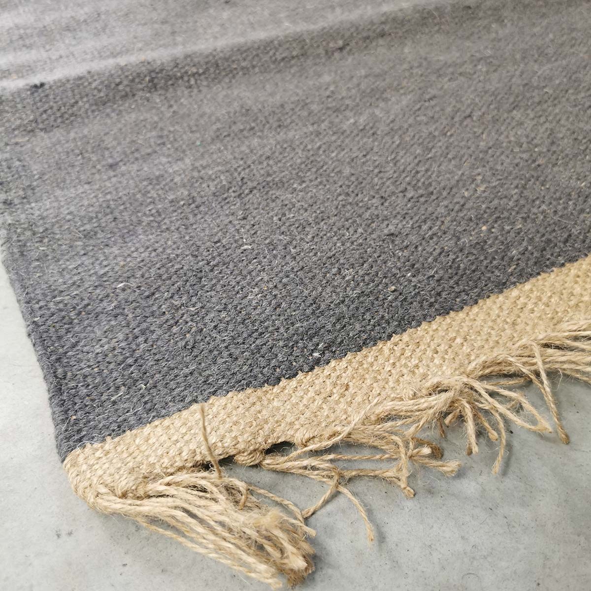 Composition Tapis rectangulaire en jute et laine gris