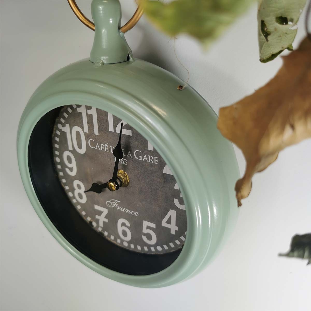 Composition Petite horloge murale en métal vert
