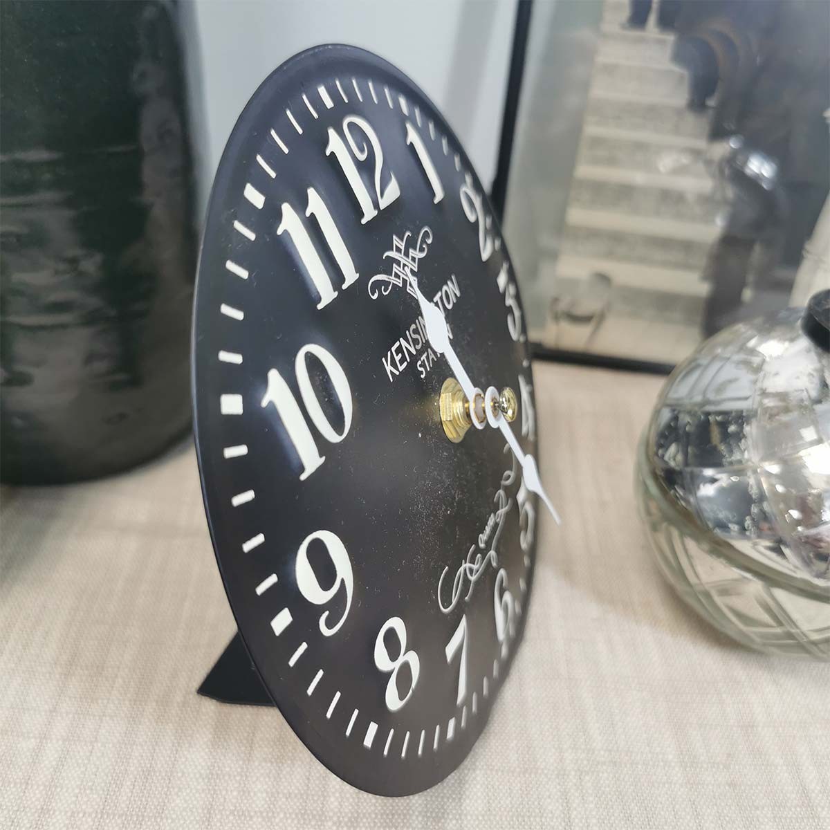 Composition Horloge de table en métal noir