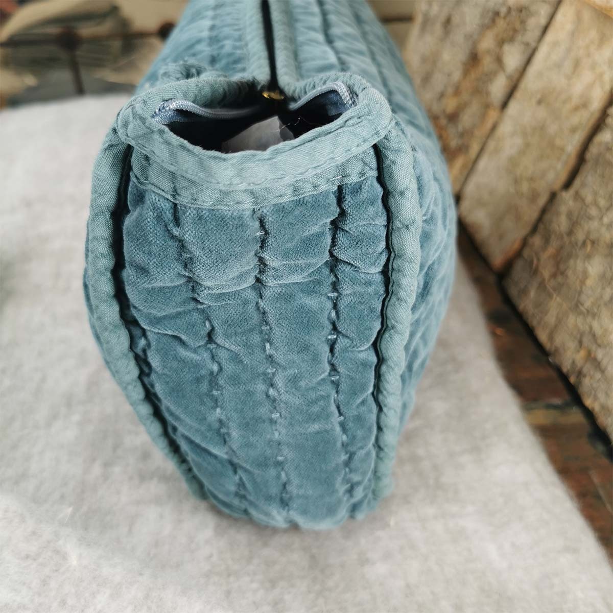 Composition Trousse de toilette en velours de coton bleu