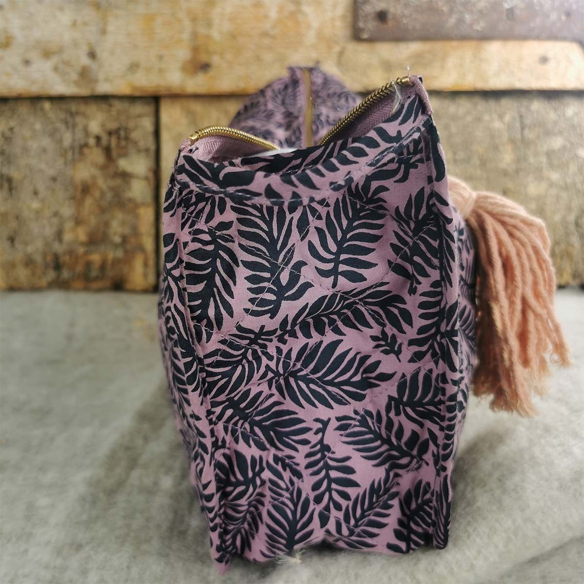 Composition Trousse de voyage en coton violet motifs feuilles