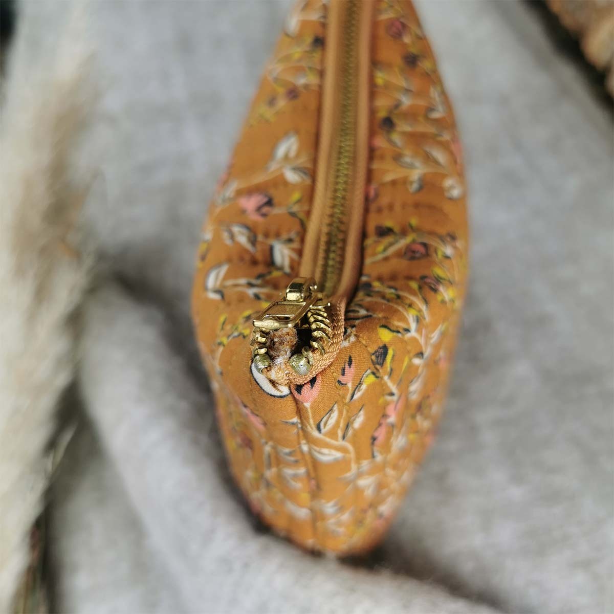 Composition Pochette en coton marron motifs fleurs 