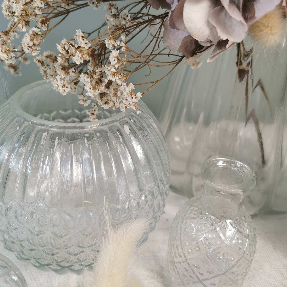 Composition Vase rond en verre transparent avec rainures