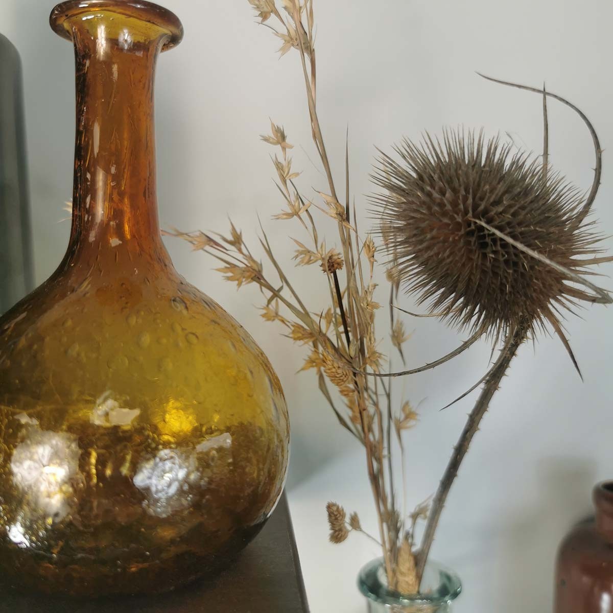 Composition Petit vase arrondi en verre recyclé ambre