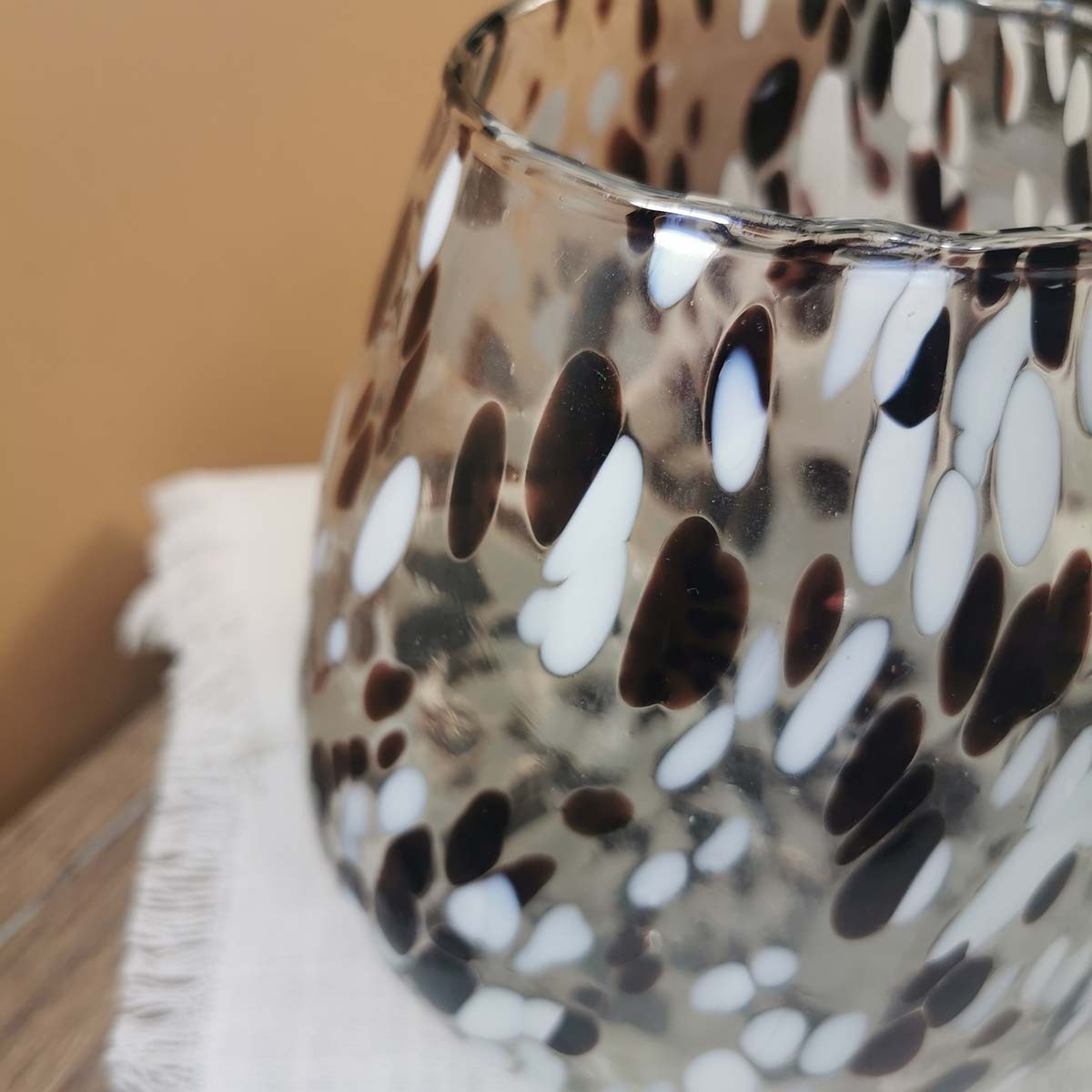 Composition Vase rond en verre motifs gouttes marron et blanche