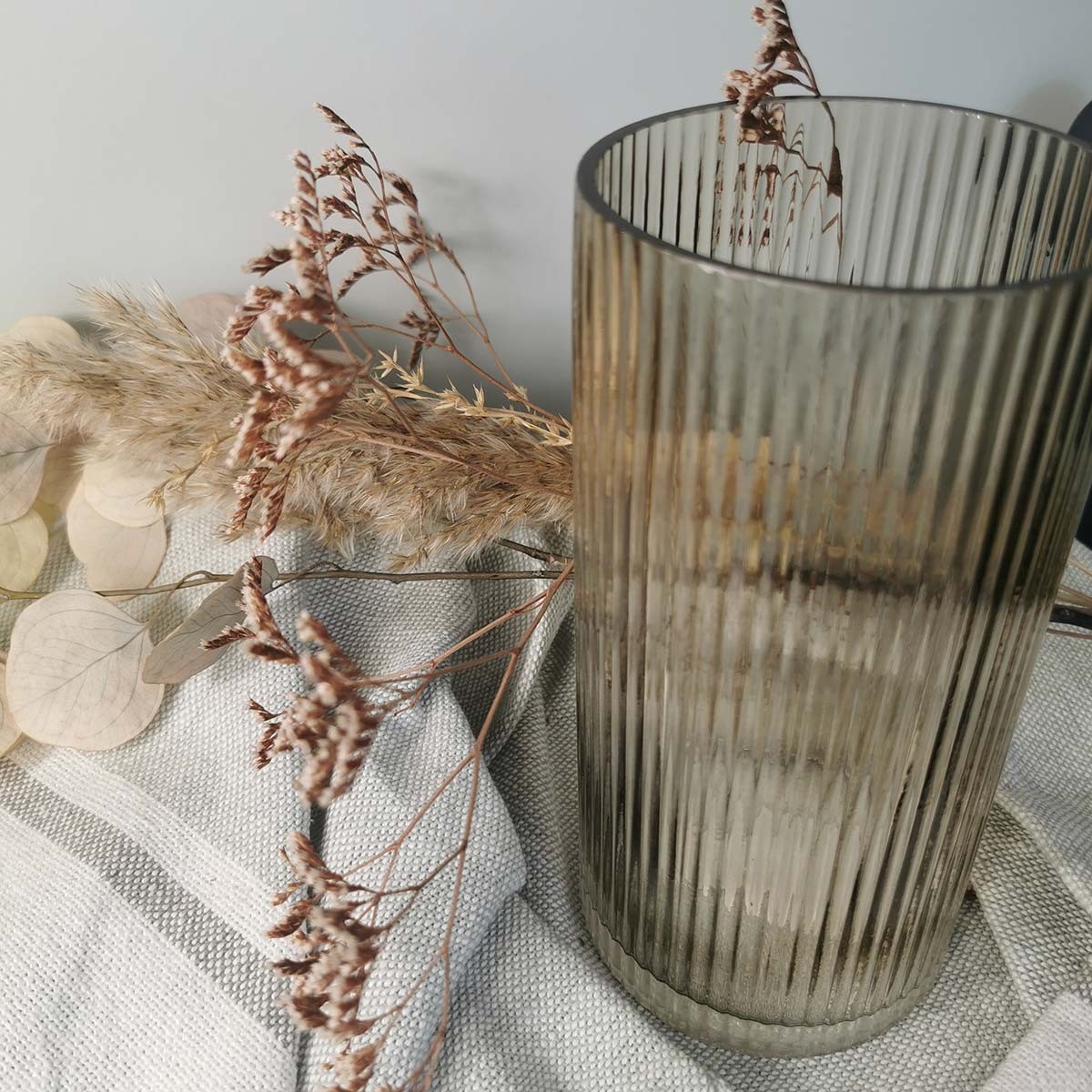 Composition Vase cylindrique en verre rainures brun