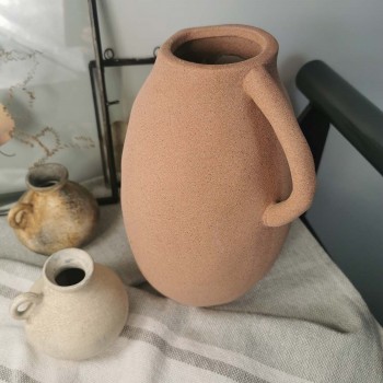 Composition Vase cruche en grès rustique terre cuite