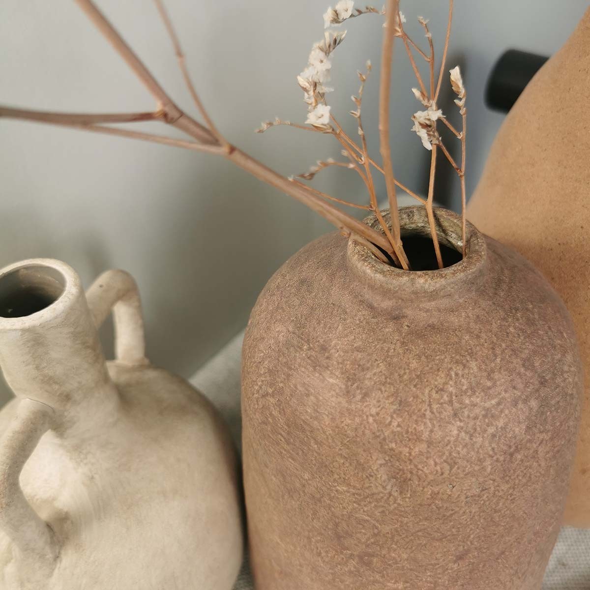 Composition Vase en terre cuite rustique marron artisanal