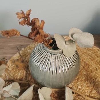 Composition Vase rond en céramique gris clair avec rainures