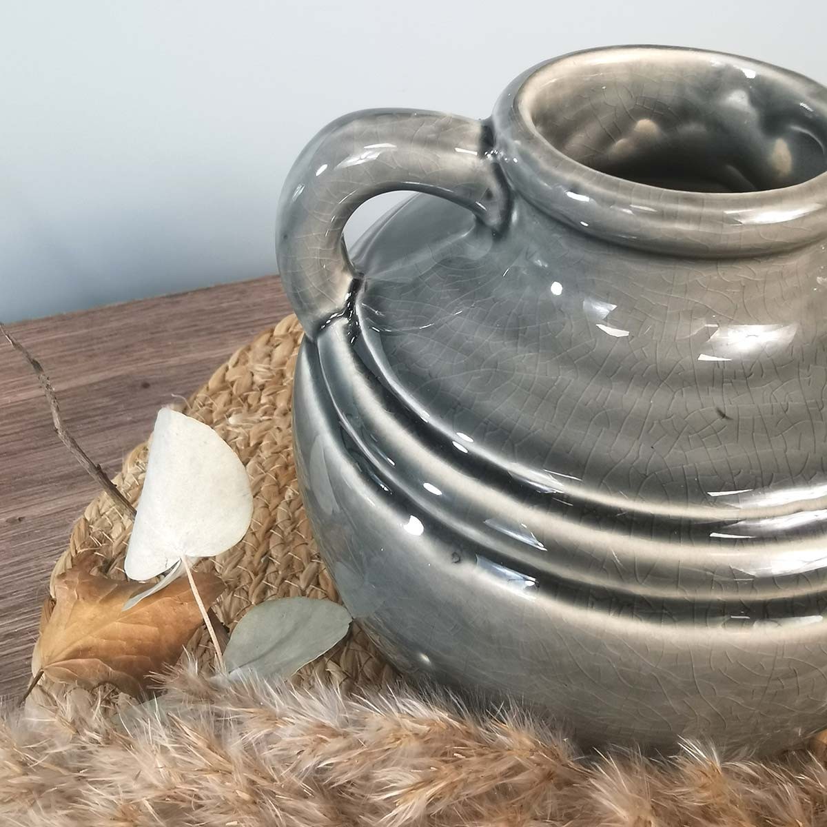 Composition Vase cruche en céramique gris clair avec poignées