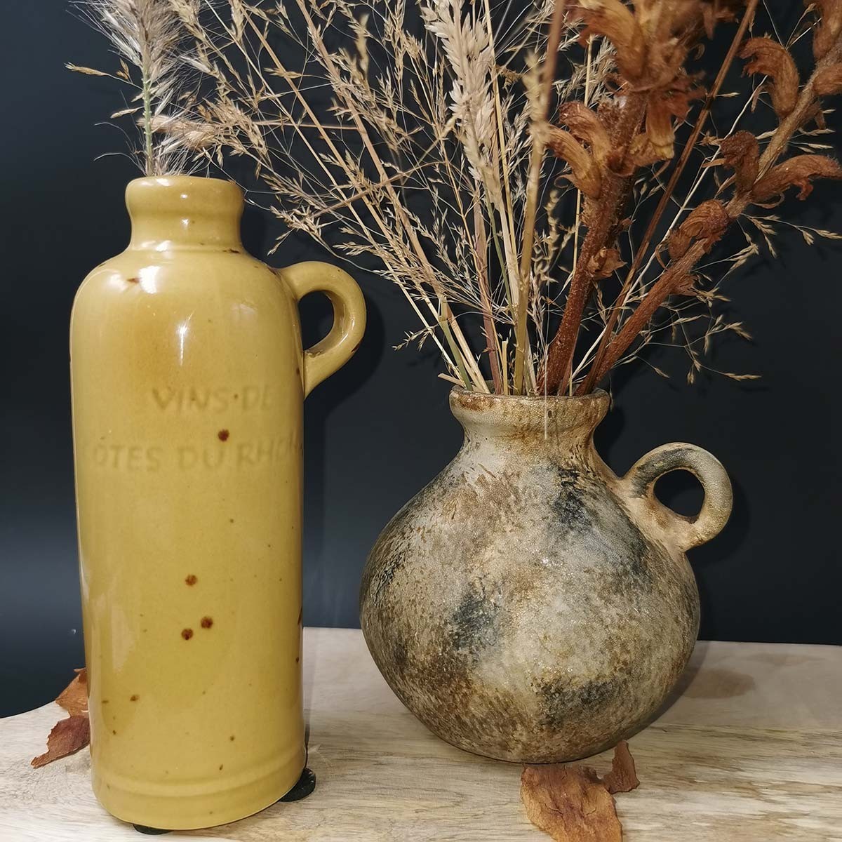 Composition Mini vase bouteille en céramique jaune moutarde
