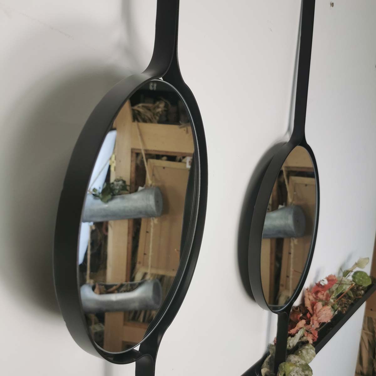 Composition Grand miroir rond à suspendre métal noir avec anneau