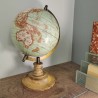 Composition Globe mappemonde avec socle en bois clair