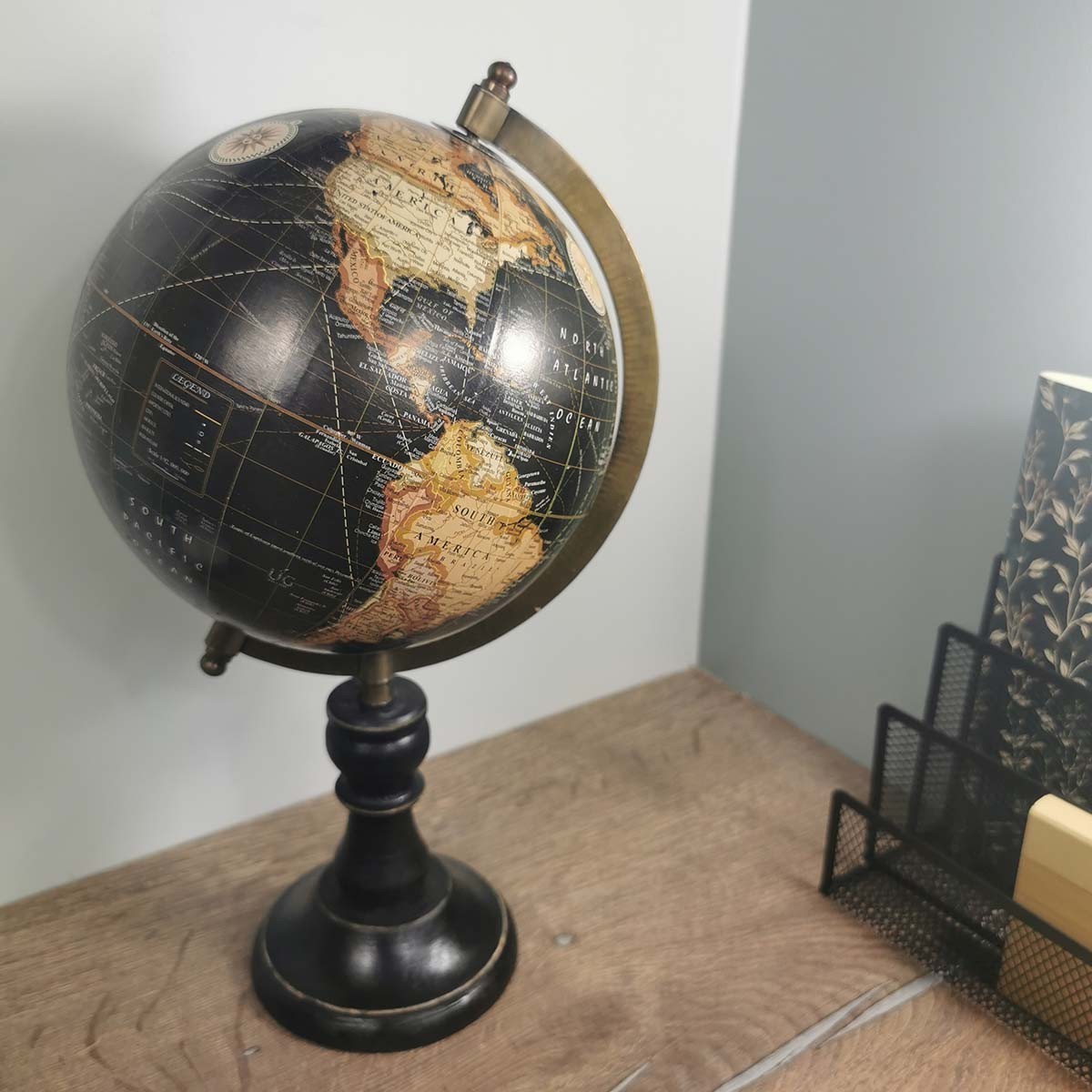 Composition Globe mappemonde avec socle en bois noir