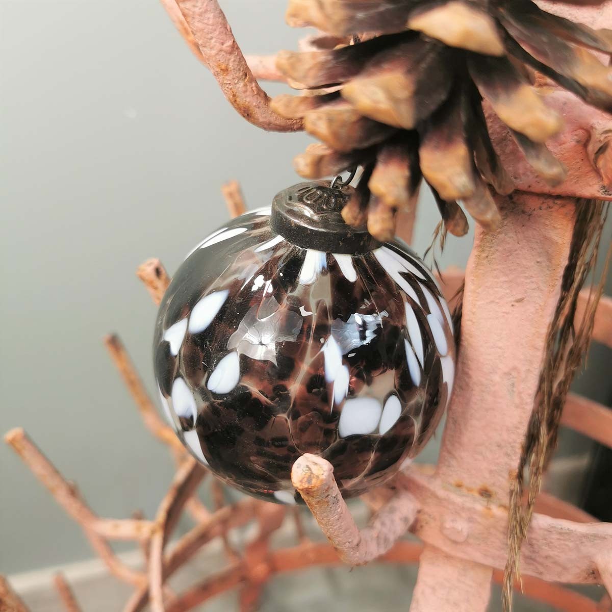 Composition Boule décorative de Noël en verre à poser marron
