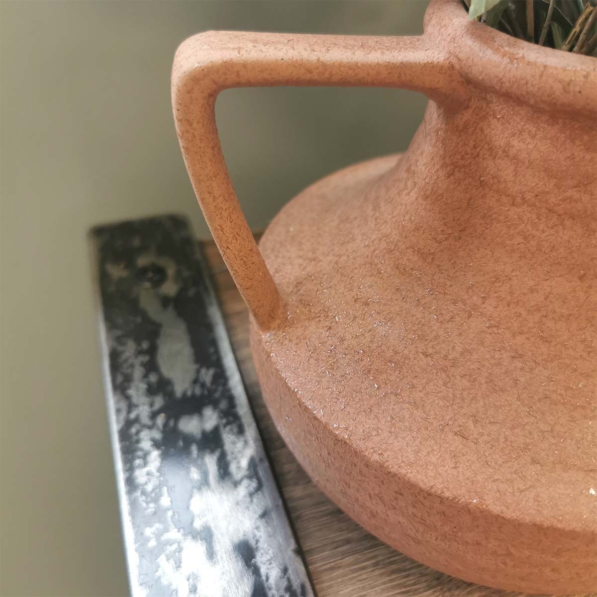 Composition Vase en grès rouge avec poignée