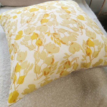 Composition Coussin carré en coton et lin jaune et fleurs